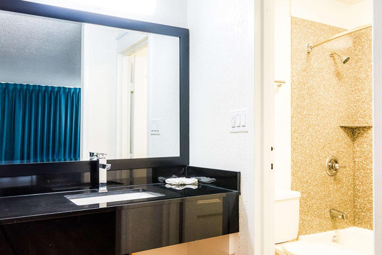 Econo Lodge Эшборо Экстерьер фото