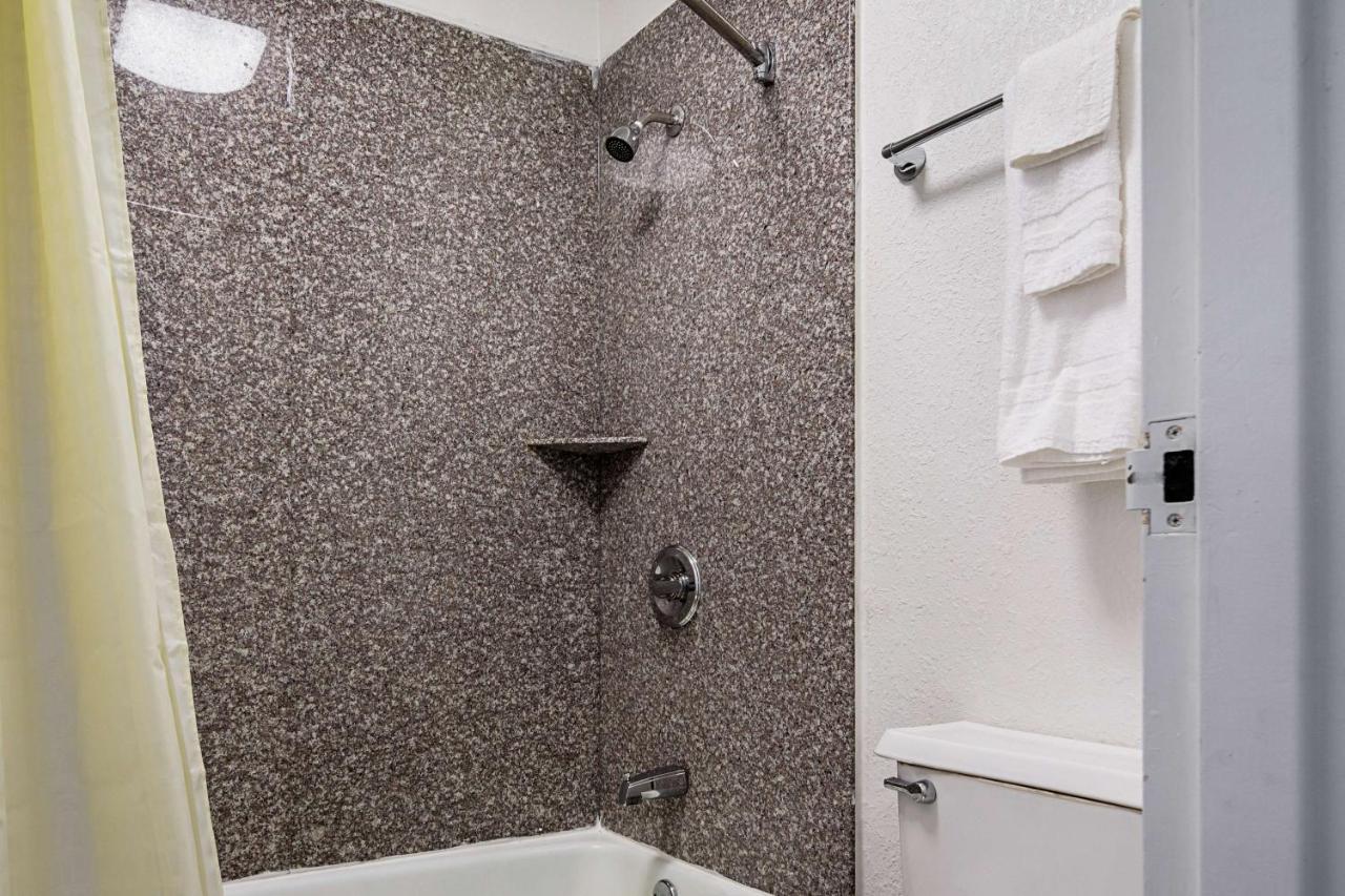 Econo Lodge Эшборо Экстерьер фото